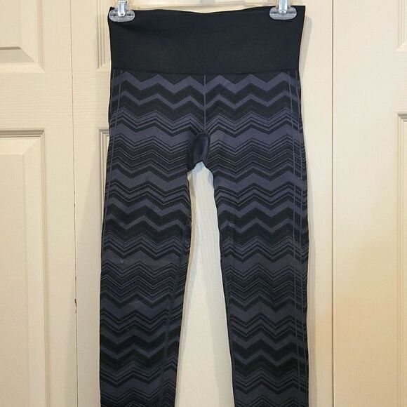 Lululemon Black and Gray Compression Leggings Size 4 - Picture 3 of 7
